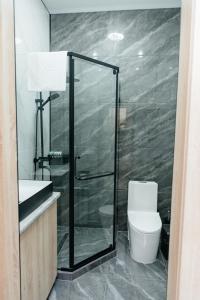 塔尔迪库尔干Sunrise Hotel的一间带卫生间和玻璃淋浴间的浴室