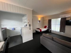 旺阿雷肯辛顿汽车旅馆的酒店客房设有一张沙发和一张床