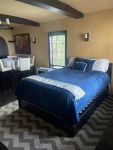 洛思加图斯Junior Suite的一间卧室,卧室内配有一张蓝色大床