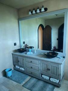 洛思加图斯Junior Suite的一间带两个盥洗盆和大镜子的浴室
