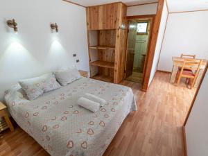 普孔Hotel Catripulli的一间铺有木地板的小卧室,配有一张床