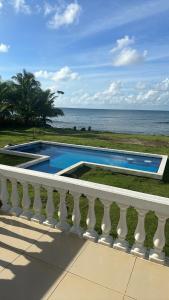 大玉米岛Emerald Luxe Suites的毗邻海景阳台的游泳池