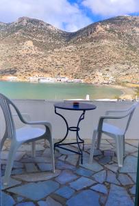 卡马莱Τζαννής Αγλαΐα的海景露台配有桌椅