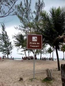 盖比姆Beira Mar Residencial的海滩上有人背景的标志