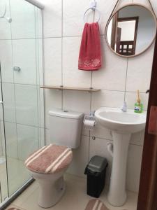 盖比姆Beira Mar Residencial的一间带卫生间、水槽和镜子的浴室