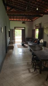 阿拉卡茹Village por do sol的客厅配有沙发和桌子