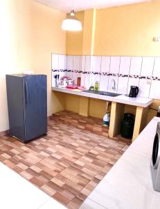 Caleta CruzDepartamento de Pablito Junto al Mar的一间位于客房中间的带冰箱的厨房