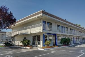 塞勒姆Motel 6-Salem, OR的酒店大楼前面设有停车场