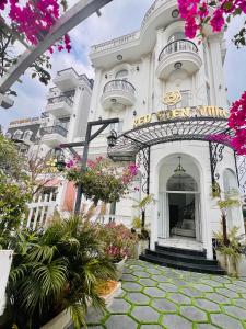 阿普春安Căn hộ tại Đà Lạt的前面有鲜花的白色建筑
