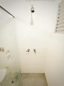 南雅拉瓜105 Saint Sebastian Flat的白色的浴室设有卫生间和灯