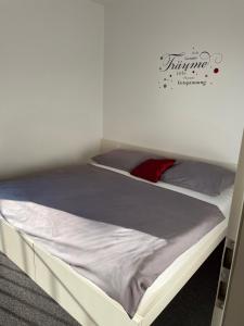 姆申多夫Hotel Caldor - 24h self-check in的卧室内的一张床铺,配有白色床架