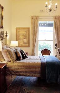 KorumburraBorough Cottage的一间卧室设有一张大床和一个窗户。
