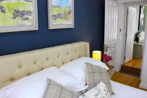 梅德斯通Elegant 4 bedroom, Maidstone house by Light Living Serviced Accommodation的卧室配有白色床和蓝色的墙壁