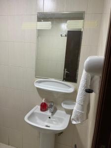 阿吉曼F22R4 Small room attach bath at beach的白色的浴室设有水槽和镜子