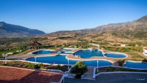 舍夫沙万Hotel El Cortijo & SPA的享有度假胜地的空中景致,设有2个游泳池