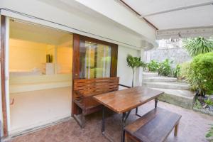 长滩岛Babosam Apartments的木桌和门廊上的长凳
