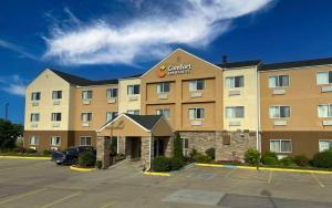 克拉尔维尔Comfort Inn & Suites Coralville - Iowa City near Iowa River Landing的停车场内有停车位的酒店