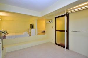 长滩岛Babosam Apartments的客房设有一张床和一台冰箱