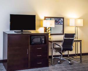 特斯柏罗特斯柏罗美国最佳价值旅馆的酒店客房配有书桌、电视和椅子