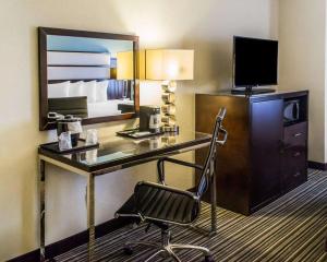 特斯柏罗特斯柏罗美国最佳价值旅馆的酒店客房配有书桌和椅子