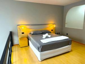 南雅拉瓜601 - Saint Sebastian Flat的一间卧室配有一张床,上面有两条毛巾