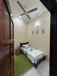 双溪大年HomestayMuslim Safiyya的一间卧室配有一张床和吊扇