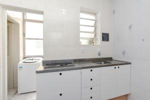 阿雷格里港Na Cidade Baixa, perto de tudo - UFRGS, Santa Casa, Parques, Orla的白色的厨房配有水槽和镜子