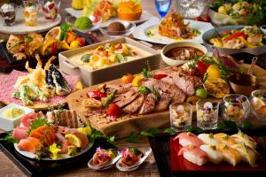 加贺Ooedo Onsen Monogatari Premium Yamashitaya的一张桌子上面有很多不同类型的食物