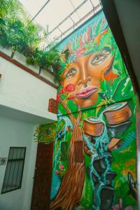 麦德林Hostal Pura Vida la 70的一座建筑物墙上的女人的壁画