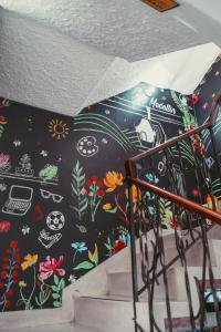 麦德林Hostal Pura Vida la 70的楼梯上带鲜花的黑色雨伞