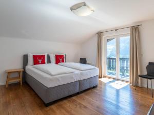 巴德加斯坦Villa Taube XL的一间卧室设有一张床和一个大窗户