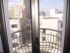 突尼斯Appartement meublé centre ville de Tunis的从窗户可欣赏到城市美景