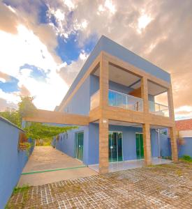 邦比尼亚斯Residencial Mãe terra的蓝色房子
