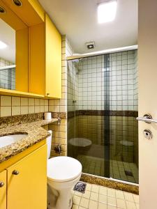 安格拉杜斯雷斯Studio com vista para o mar & Estacionamento Gratuito的一间带卫生间和玻璃淋浴间的浴室