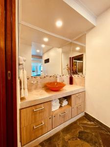 巴拉那Peatonal Suites Paraná的一间带水槽和大镜子的浴室