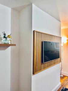 泰恩河畔纽卡斯尔*Newcastle City* Modern 2 Bedroom House的客厅的墙上配有电视