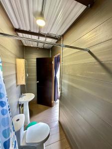 塔比奥Refugio Aventura, romántico glamping montañero的一间带卫生间和水槽的浴室