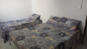 考卡亚Casa Beira Mar - Praia Icaraí - CE的一间卧室配有一张床和一张带毯子的沙发