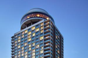 渥太华渥太华万豪酒店的一座高大的建筑,灯火通明