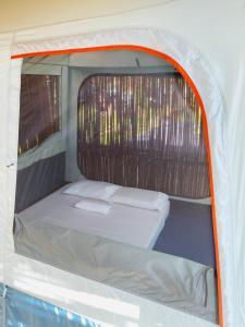 巴顿港Russell Place Tent的白色帐篷后面的小床