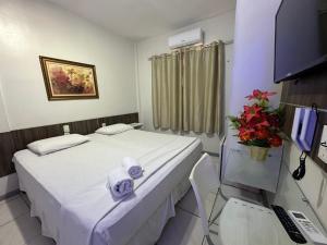 福塔莱萨Hotel Aeroporto Montese Star的一间医院房间,里面配有带毛巾的床