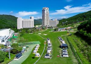 平昌Phoenix Resort Pyeongchang的享有公园的空中景致,设有帐篷和建筑