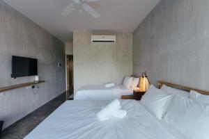 Katig Beachfront Boutique Hotel客房内的一张或多张床位