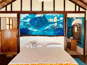 TiputaRangiroa Bliss的一间卧室配有一张壁画床