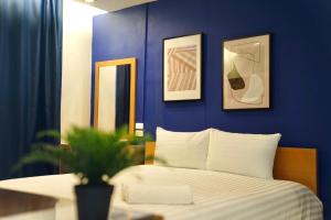 曼谷The View Residence的一间卧室设有蓝色的墙壁和床