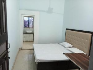 FaizābādMAHENDRA HOME STAY的小房间设有床和水槽