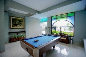 日惹卡克拉库苏马酒店的窗户客房内的台球桌