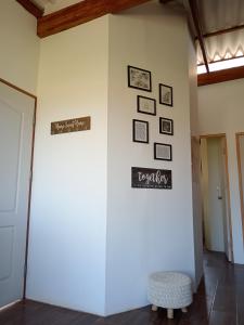 曼克拉Casa Naranja的墙上有两个标志的房间和凳子