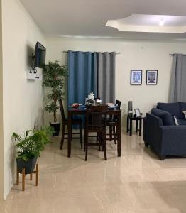 The Blue Moroccan Door - A modern 3 bedroom,2 bathroom home的客厅配有桌子和沙发