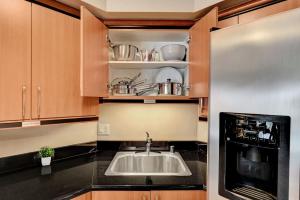 拉斯维加斯Royal Oasis Suite的厨房配有水槽和微波炉